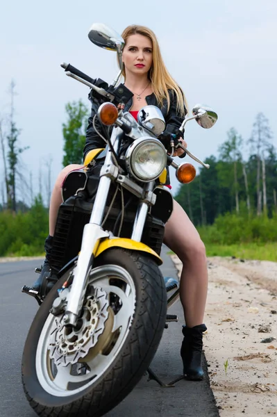 Sexy donna seduta su moto — Foto Stock