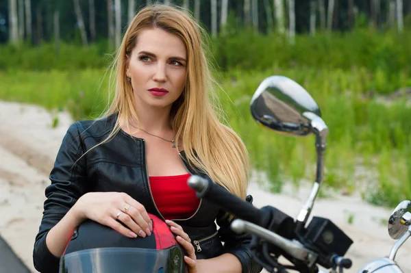 Portre motosiklet üzerinde güzel kadın sarışın motorcu — Stok fotoğraf
