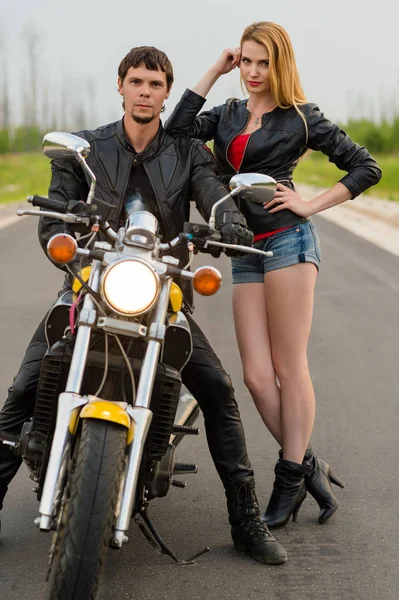 Bella coppia motociclisti motociclisti sulla strada — Foto Stock