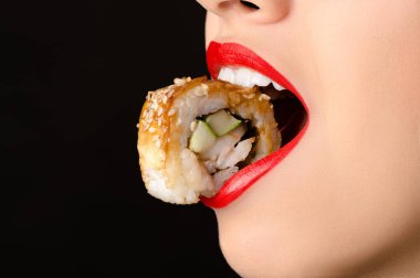 kız yemek suşi roll, güzel kırmızı dudaklar