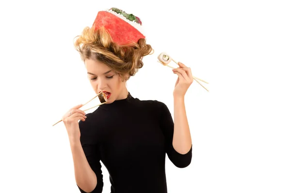 Lussuosa ragazza con un'acconciatura alla moda mangiare rotoli — Foto Stock