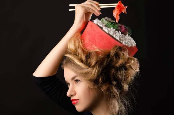 Menina atraente com belo conceito de penteado no rolo de forma — Fotografia de Stock