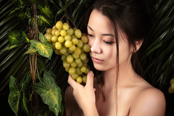 Portrait belle coréenne fille avec des raisins — Photo