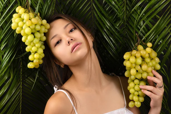 Coréen belle adolescente avec des raisins verts — Photo