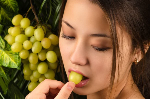 Coreana hermosa chica comiendo uvas — Foto de Stock