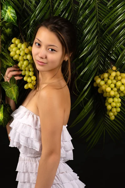 白いドレスでブドウを持つ魅力的な女の子 — ストック写真