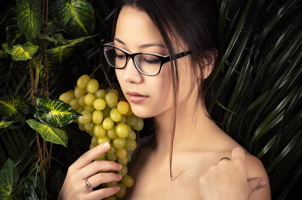 Féminin jolie coréen fille dans lunettes avec raisins — Photo