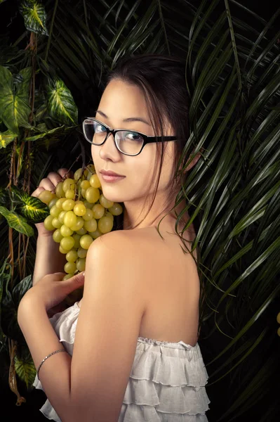 Jolie fille avec des raisins — Photo