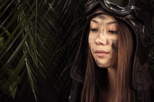 Retrato pensativo mulher atraente mecânico no capacete — Fotografia de Stock