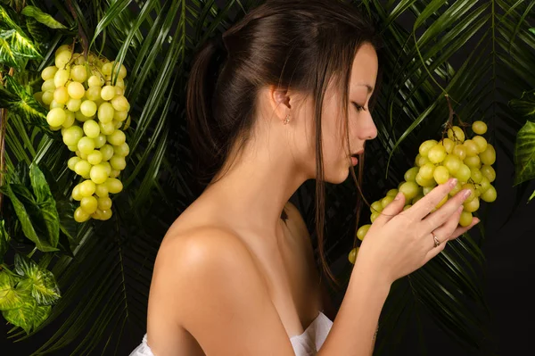Bela adolescente menina segurando uvas nas mãos Fotos De Bancos De Imagens