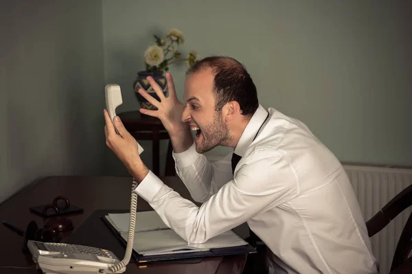 Obchodní muž ukázal agresivní a křičet na telefonu — Stock fotografie