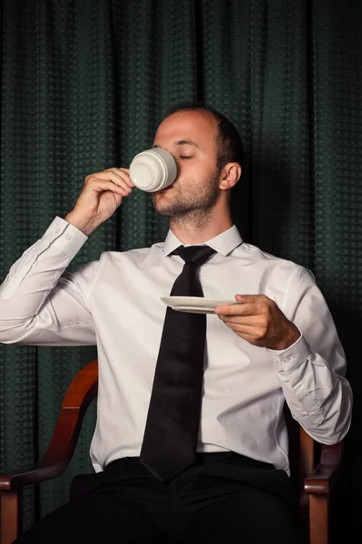 Jeune homme d'affaires boire du café — Photo