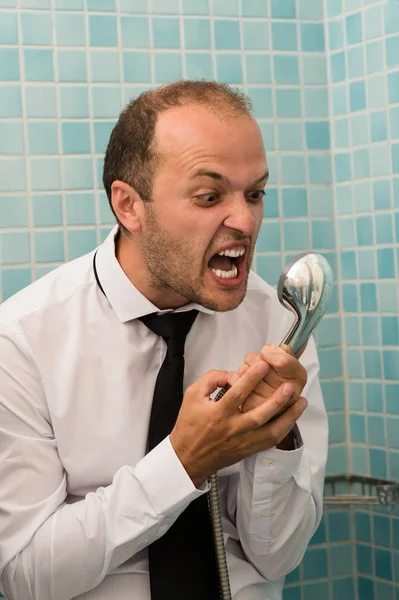 Aggressiver Geschäftsmann schreit in der Dusche — Stockfoto