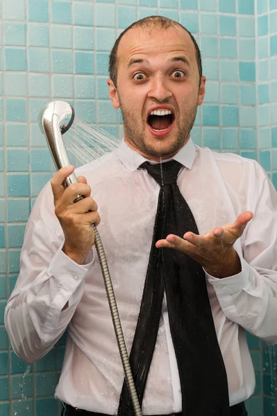 Překvapený obchodní muž křičí ve sprše — Stock fotografie