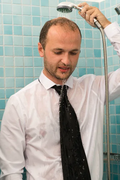 Schöner Geschäftsmann steht im Hemd unter der Dusche — Stockfoto