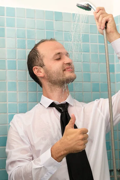 Homem de negócios feliz de pé sob o chuveiro — Fotografia de Stock