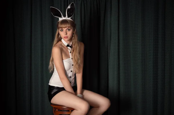 자에 앉아 토끼 의상에서 매력적인 여자 — 스톡 사진
