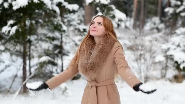 Atractiva mujer arroja nieve — Vídeo de stock