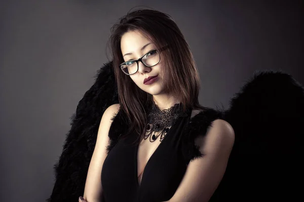 Koreaans meisje met zwarte vleugels — Stockfoto