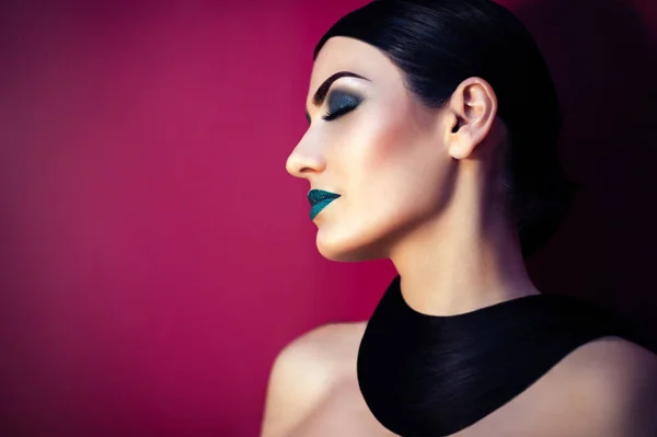 Hermosa mujer con maquillaje turquesa y peinado de moda — Foto de Stock