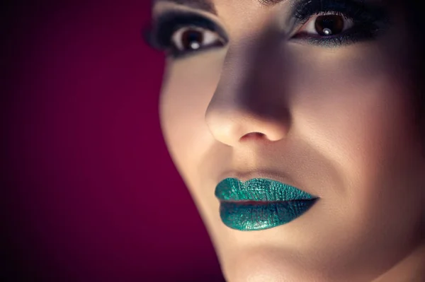 Schönheit Modell Gesicht mit türkisfarbenem Make-up — Stockfoto