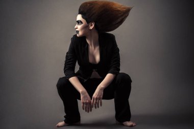 Hiç bir şey gür saçlı ve koyu makyaj üzerinde oturan moda güzel kadın