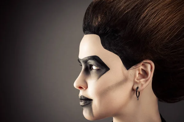 Perfil rosto mulher com cabelo magnífico e maquiagem escura — Fotografia de Stock