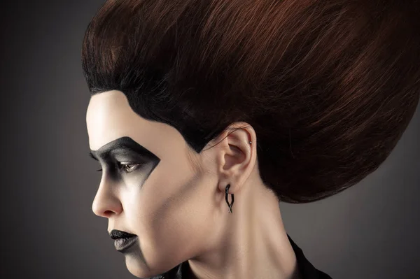 Bela mulher rosto perfil com maquiagem moda escura — Fotografia de Stock