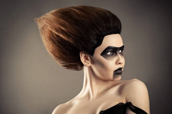 Donna bruna con acconciatura di moda e trucco creativo scuro — Foto Stock