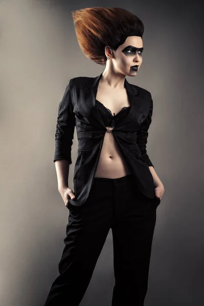 Donna alla moda con trucco scuro in abito da lavoro — Foto Stock