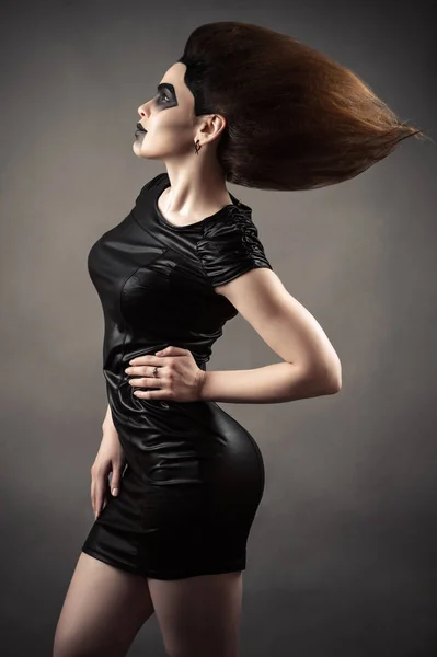 Elegante donna sexy con capelli lussureggianti — Foto Stock