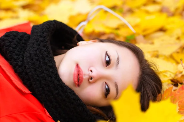 Attraente ragazza coreana con gli occhiali sdraiato sulle foglie — Foto Stock