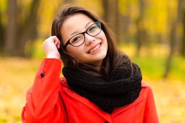 Autunno ritratto coreano ragazza sorridente in occhiali — Foto Stock