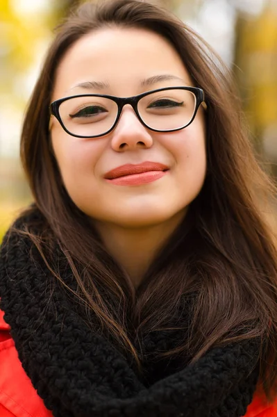 Koreaans meisje glimlachend in glazen closeup — Stockfoto