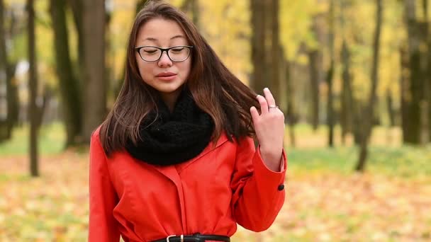 Beautiful young Korean girl waving hand to friends — Stock Video