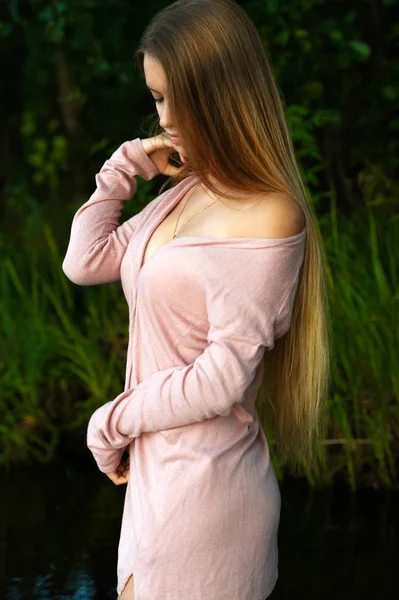 Zarif kız genç lüks uzun saçlı — Stok fotoğraf