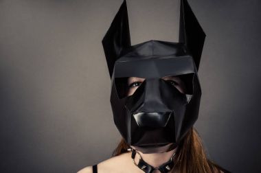 köle kadın köpek maskesi