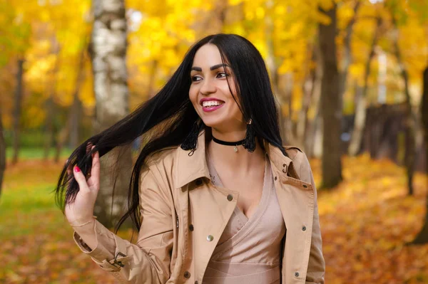 매력적인 웃는 갈색 배경가 공원 — 스톡 사진