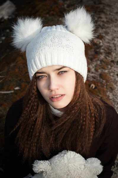 Чарівна молода дівчина-підліток в модному білому капелюсі — стокове фото