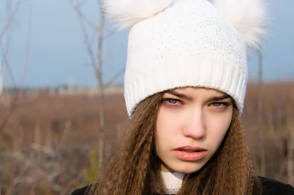 Triste jovem menina bonita em um chapéu branco — Fotografia de Stock