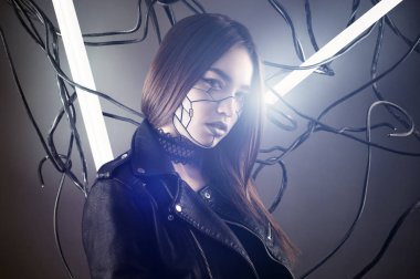 güzel robot kız cyberpunk tarzı teller ve parlayan lambaları arka plan üzerinde
