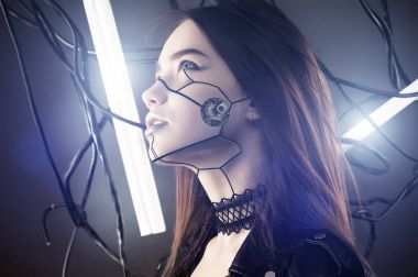 güzel robot kız teller ve parlayan lambaları arka plan üzerinde ararken cyberpunk tarzı