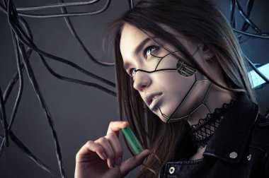 Robot kız elinde, pil tutan cyberpunk tarzı makyaj ile büyüleyici kavramı enerji tasarrufu