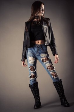 güzel moda genç kız deri ceket ve yırtık kot pantolon