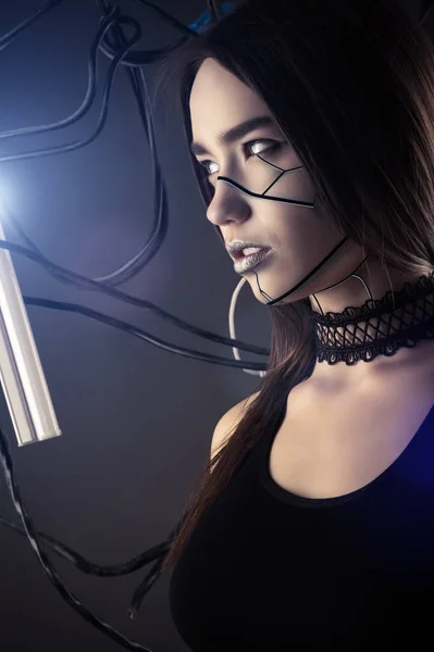 Vackra profil face robot flicka i stil cyberpunk med sladdar — Stockfoto