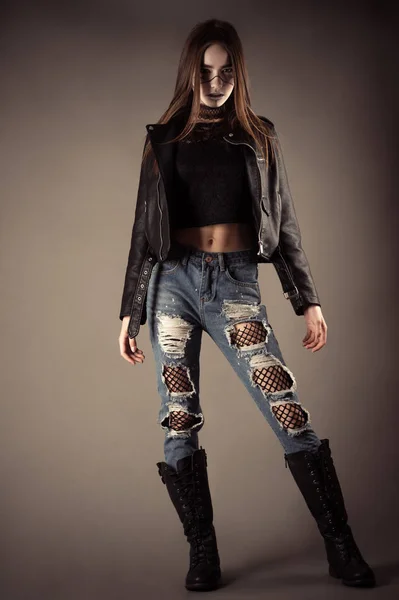 Menina adolescente na moda em jaqueta de couro e jeans rasgado — Fotografia de Stock