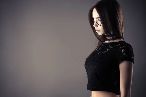 Chica cyberpunk de moda con gargantilla de encaje —  Fotos de Stock