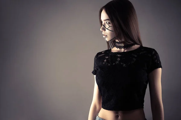 Fashionable cyberpunk pige isoleret på grå baggrund - Stock-foto