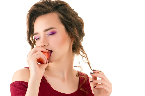 Hermosa adolescente chica comer nectarina —  Fotos de Stock