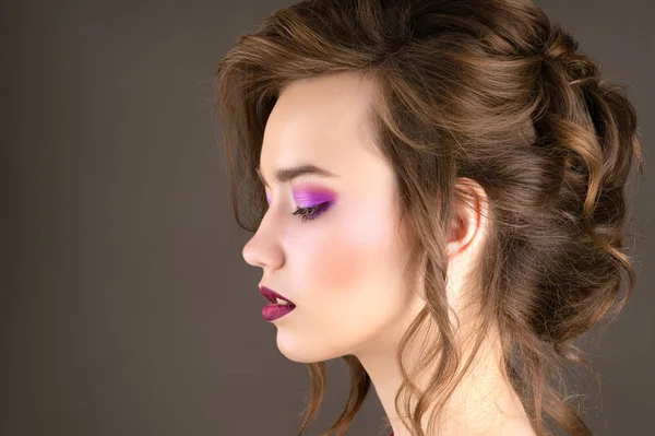 Menina elegante com um penteado elegante, cabelo encaracolado — Fotografia de Stock